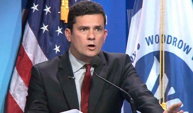  Muita gente fez chacota da Marilena Chauí, quando, em 2016, afirmou que Moro fora 'treinado pelo FBI'.  Bingo. É por aí mesmo. A metáfora da querida filósofa é quase descrição factual.